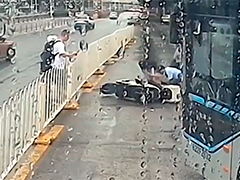湖北武汉：路遇电动车侧翻 公交驾驶员两度折返救助