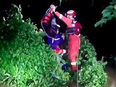 广西博白：暴雨中村民落水被困 救援人员成功营救