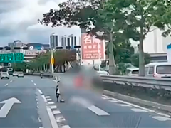 深圳：3岁娃踩滑板车误入快车道 路过司机秒变“超级英雄”