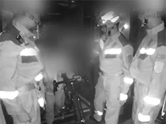 昆明：三男孩被困天桥电梯 民警消防出动救援