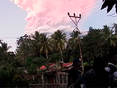 印尼勒沃托比火山喷发