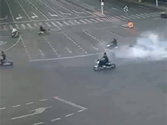山东淄博：少年骑摩托飙车“炸街”被查处