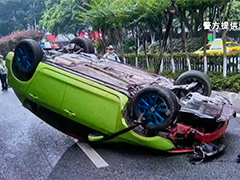 重庆：轿车弯道突然失控 侧翻倒地直接报废