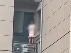江苏徐州：女孩翻窗爬到悬空露台 民警高空救人