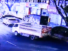 重庆：手刹未拉紧导致溜车 司机狂追无济于事