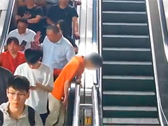 七旬老人电梯口昏倒 16岁少年出手相助
