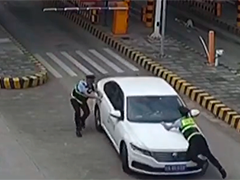 重庆：网约车逃避检查 顶着执法队员疯狂行驶