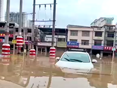 广东 暴雨致多地积水 消防及时转移群众