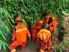 贵阳：男子钓鱼遇暴雨被困 消防搭横渡系统救援