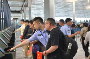 首架接返自伊朗撤离中国公民临时航班抵京
