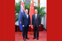 赵乐际会见新西兰总理