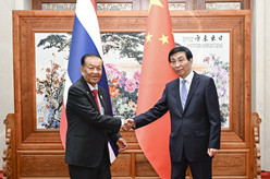 王沪宁会见泰国国会主席兼下议院议长