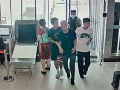 湖北黄石：老人街头突发脑梗 四学子争分夺秒救人
