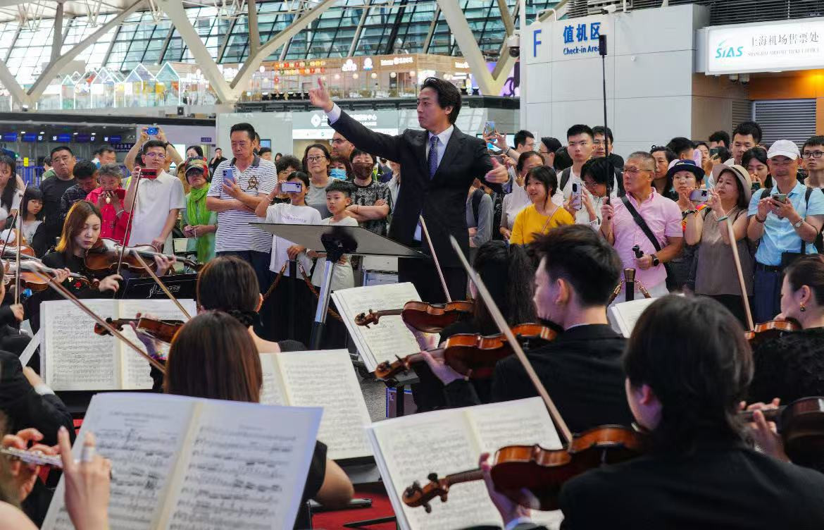 上海爱乐乐团快闪演出亮相浦东机场