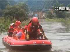 广西环江：强降雨导致内涝 消防紧急转移被困村民