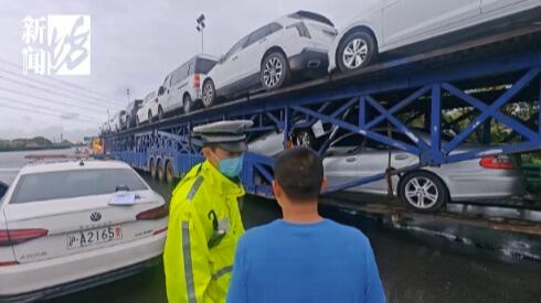 运输车非法改装成“小火车” 总长52米装载28辆二手车