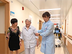 上海：突破年龄壁垒 93岁老人“机器人换膝”迈新步