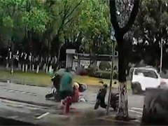 江西上饶：老人骑车摔倒腿被压 路人热心相助