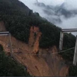 厦蓉高速贵州境内一桥梁引桥因降雨垮塌
