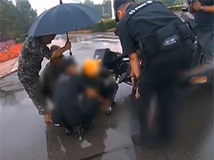 黑龙江大庆：雨天发生事故 武警官兵撑起“守护伞”