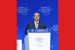 李强出席2025年夏季达沃斯论坛开幕式并致辞
