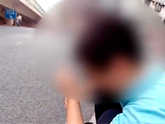 上海交警席地而坐安抚哭泣男孩 网友点赞暖心执法