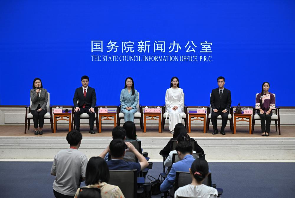 国务院新闻办举行“新征程上的奋斗者”中外记者见面会