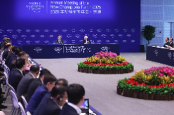 李强出席2025年夏季达沃斯论坛工商界代表座谈会