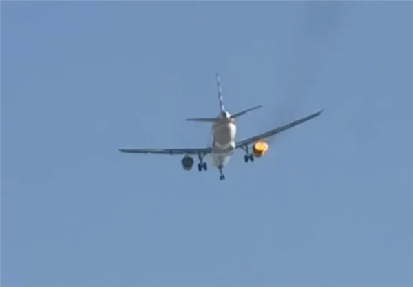 美国航空一客机发动机起火返航 无人受伤
