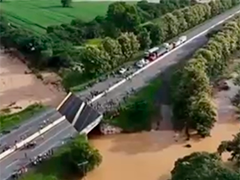 委内瑞拉 暴雨引发洪水 造成道路桥梁垮塌