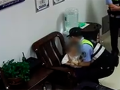 广西南宁 萌娃独自进入地铁站 民警秒变“临时奶爸”