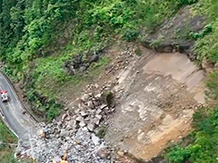 湖北上周遭遇强降雨 恩施鹤峰：山体滑坡阻断交通 公路部门连夜清理