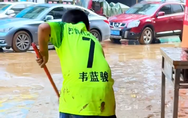 贵州榕江：“村超”场地被淹 足球队长、拉拉队、解说员积极参与救援