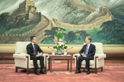 赵乐际会见厄瓜多尔总统
