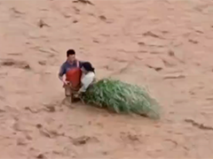 山西乡宁：强降雨致两人被困河道 消防紧急救援