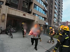 山东聊城：房屋起火4名儿童被困 消防紧急救援