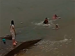 连云港：离岸流卷走爷孙俩 路过官兵劈浪救援