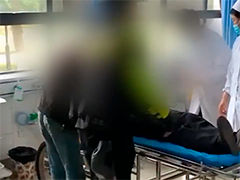 云南老人上山割草被蛇咬 骑警开道送医化险为夷