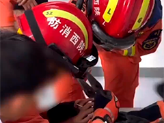 陕西榆林：男孩手指被铁扣卡住 消防“拆锁”解危机