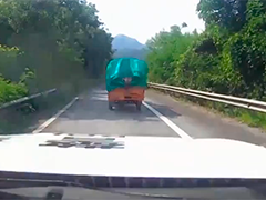 三轮车误入高速公路 交巡警及时劝离