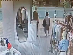 女子乔装行窃奢侈品店 警方火速破案追赃