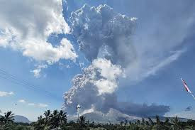 印尼一座火山喷发 火山灰柱最高达18000米