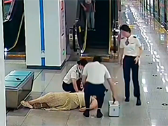 南通：地铁乘客突发疾病 站务员跪地急救