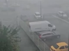 匈牙利多地遭遇强雷暴天气 交通受影响