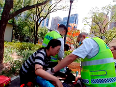 老人晨练突发意外 警民救助转危为安