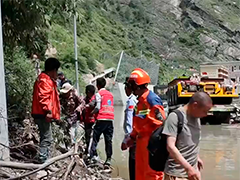 西藏吉隆口岸遭遇山洪 当地争分夺秒搜救