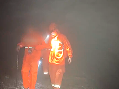 夏季登山被困事件频发 消防紧急救援化解险情