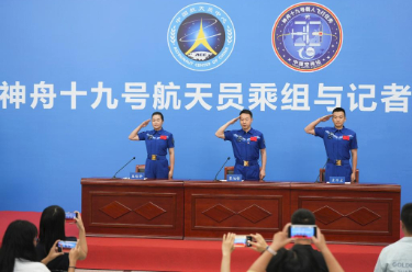 神舟十九号乘组太空归来后正式亮相