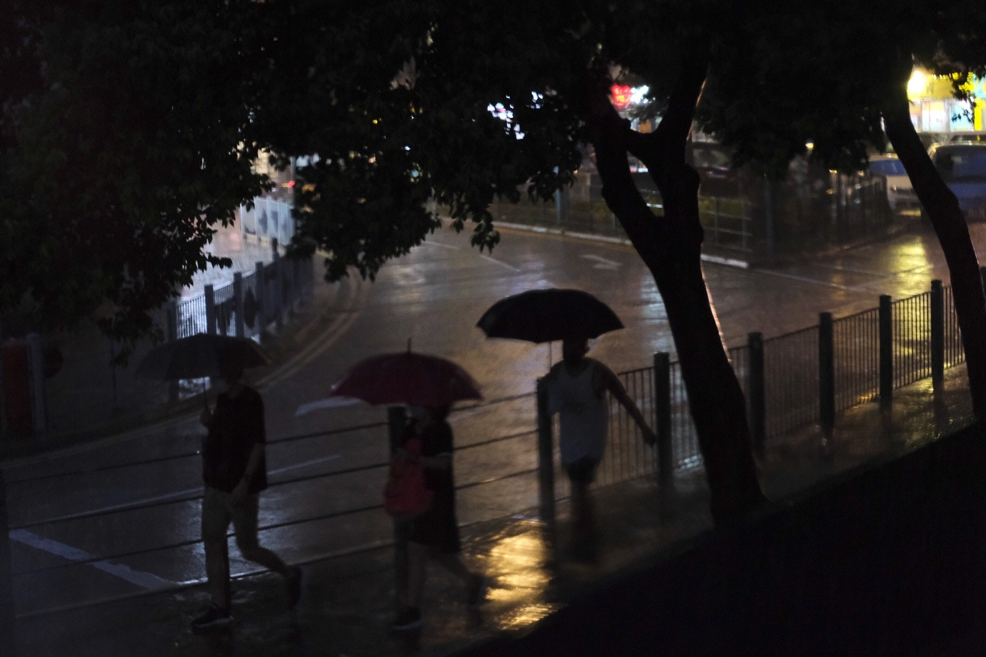 香港午夜降下大雨 天文台一度发布红色暴雨警告