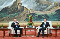 丁薛祥会见美国前财政部长保尔森